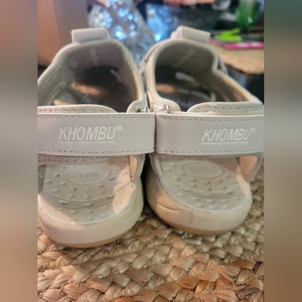 Khombu Woman's  Sandals Size 8.5 Like New - Picture 5 of 10